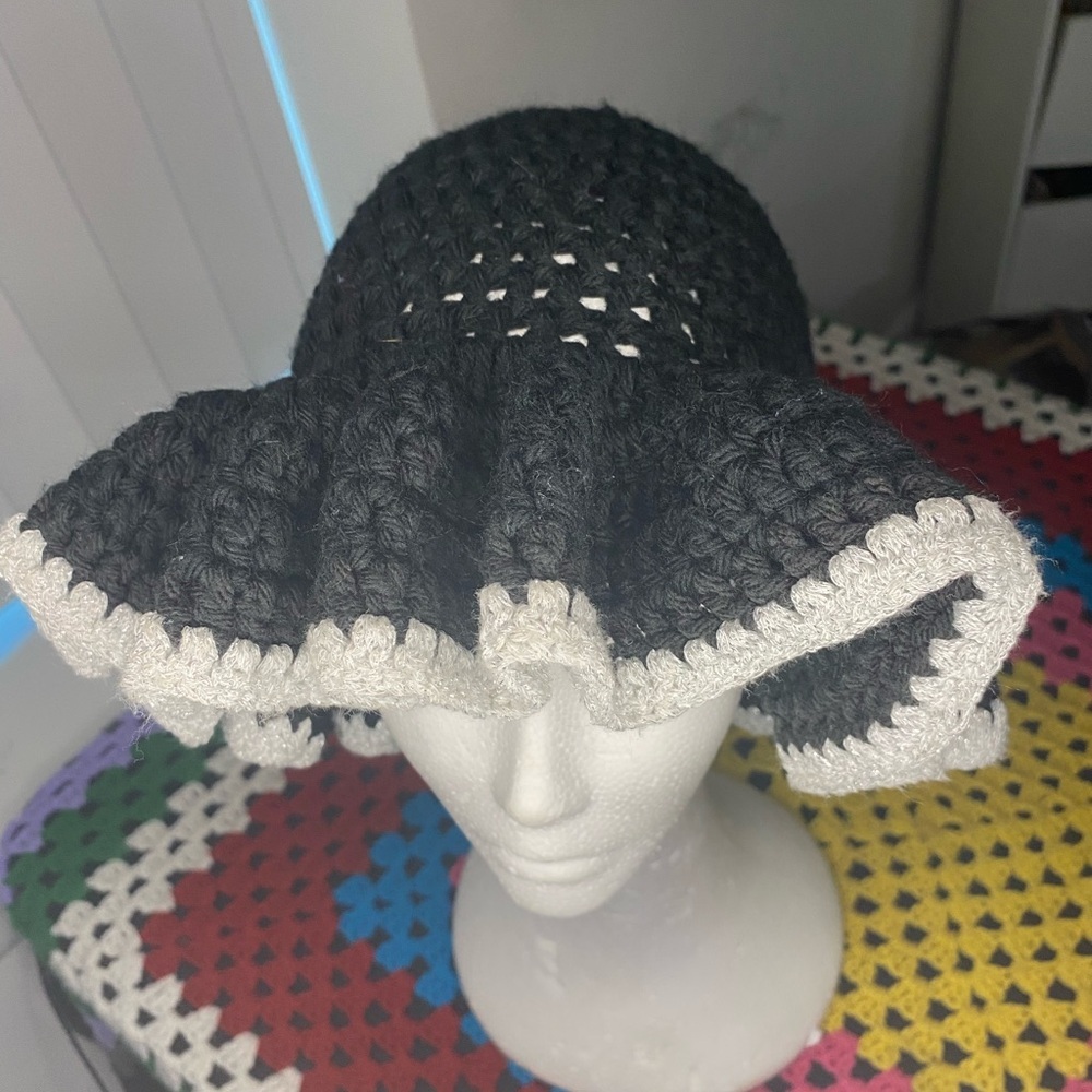 Black and white the crochet Ruffle hat - Picture 3 of 4